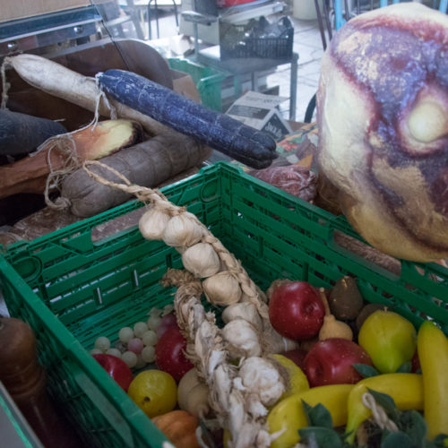 Noleggio salumi e frutta finta