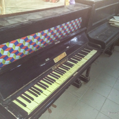 Pianoforte a muro con colore superiore