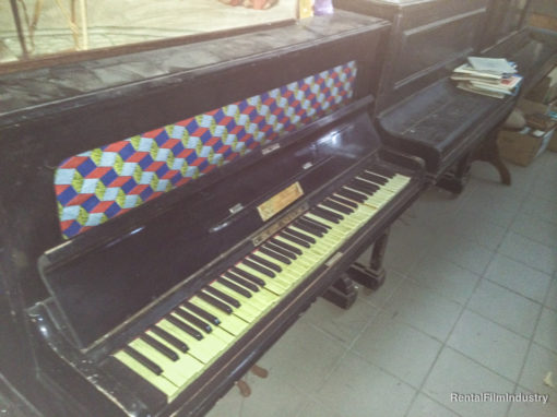 Pianoforte a muro con colore superiore