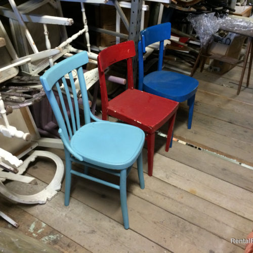 Noleggio sedia croce vintage legno scuro con cuscino in rattan per