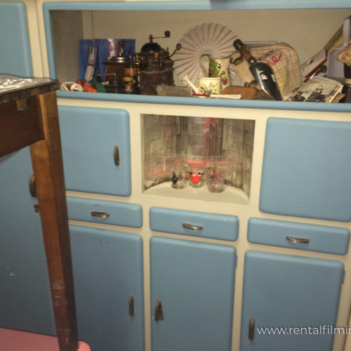 Credenza panna con cassetti e sportelli azzurri anni '50