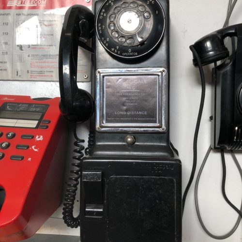 Telefono pubblico americano nero anni '50