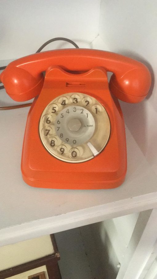 Telefono classico arancione anni '60