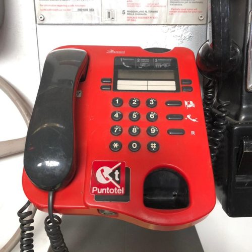 Telefono pubblico rosso moderno