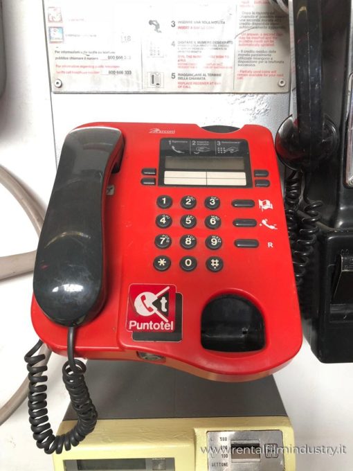 Telefono pubblico rosso moderno