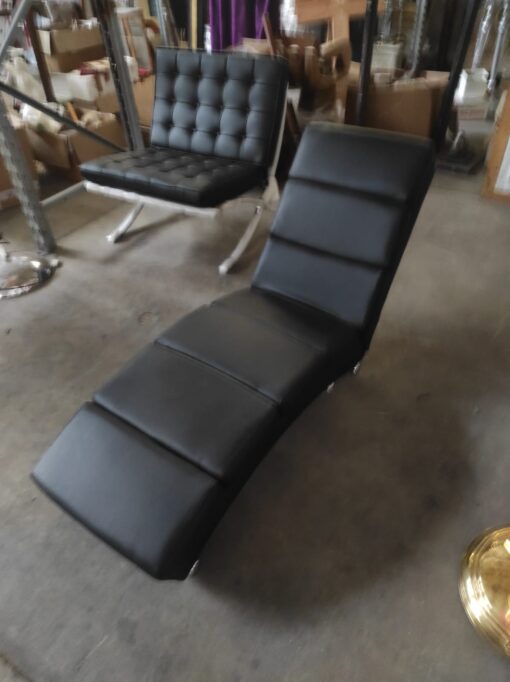 poltrona chaise longue nera in pelle