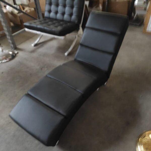 poltrona chaise longue nera in pelle