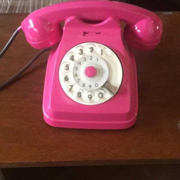 Telefono classico rosa anni '60